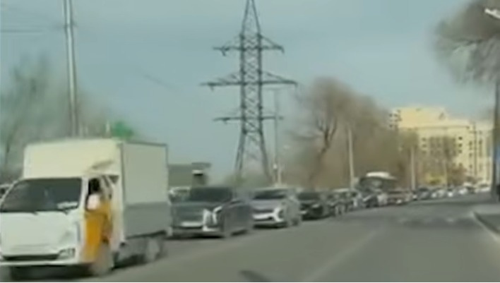 Call-центр: в Бишкеке в час пик перекрыли улицу и создали гигантскую пробку (видео)