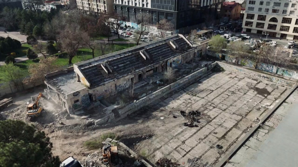 Во Дворце спорта им. Кожомкула в Бишкеке начали демонтаж под строительство бассейна