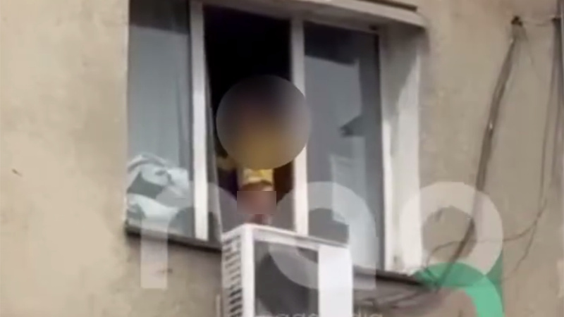 В Бишкеке ребенка заметили в опасной близости к открытому окну