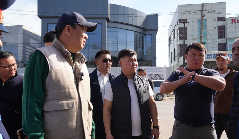 Айбек Джунушалиев проверил территорию у рынка "Кудайберген" и остался недоволен