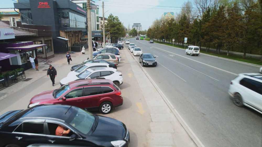 Снести или оставить? Бизнес просит сохранить парковку по ул. Юнусалиева в 7-м микрорайоне