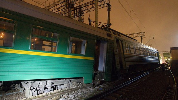 В России с рельсов сошел поезд с сотнями пассажиров