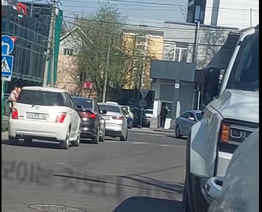 В Бишкеке запретили левый поворот на одном из оживленных перекрестков (видео)