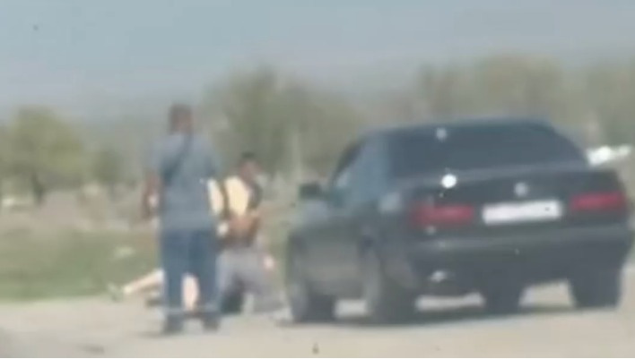 К правоохранителям попало видео с избиением парня битой. Разыскивают подозреваемых