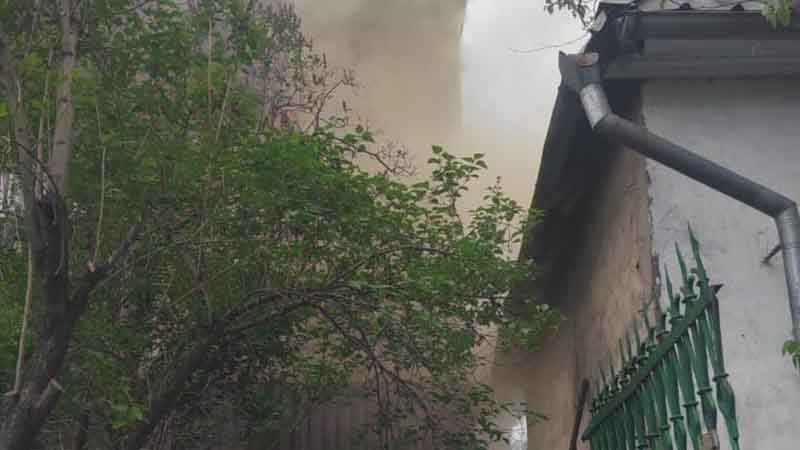 В Бишкеке при пожаре в гостинице Kausar пострадали два человека