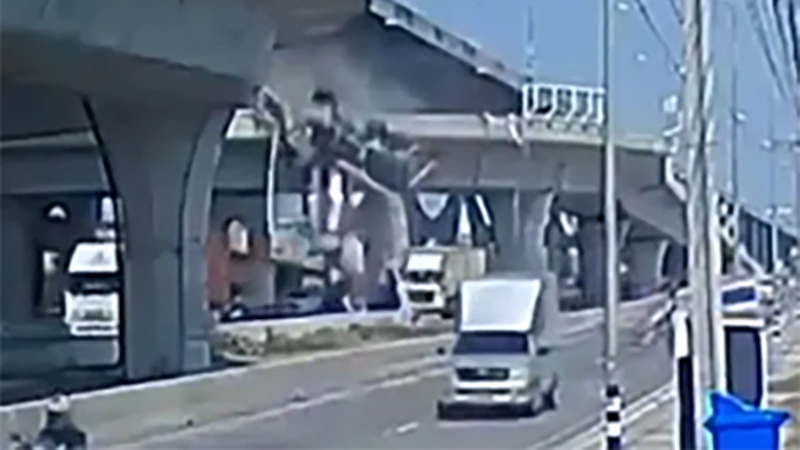 В Таиланде бетономешалка на скорости пробила ограждение эстакады (видео)