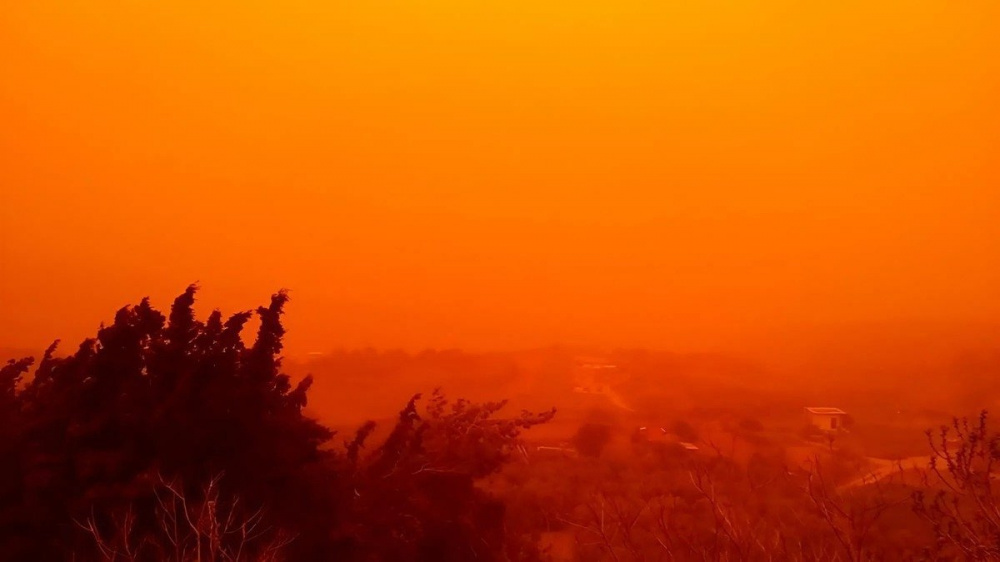 Анталью накрыла пылевая буря, небо стало оранжево-красным (видео)