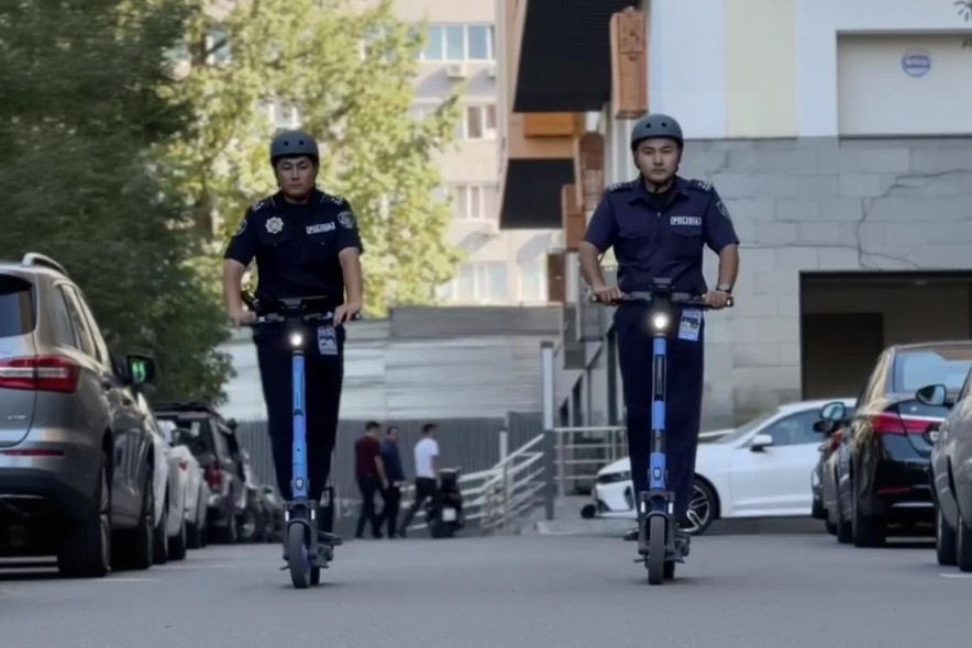 В Алматы полицейские начали патрулировать улицы на электросамокатах (видео)