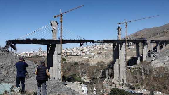 США и Израиль уничтожили самый высокий мост в Иране (видео)