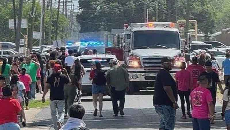 Автомобиль въехал в толпу на параде в США, пострадали 13 человек