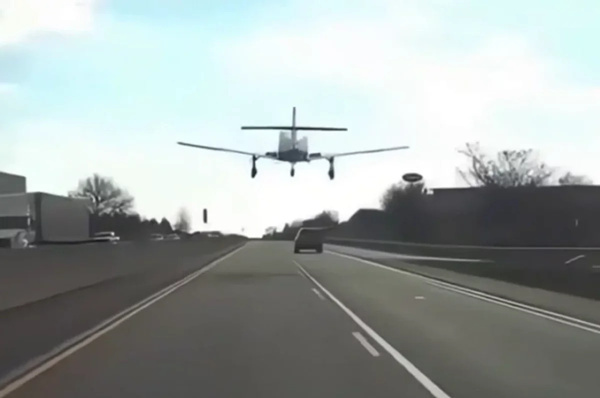 В США легкомоторный самолет экстренно сел на оживленную трассу (видео)