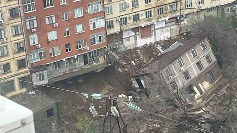 В Махачкале во время потопа обрушился жилой дом (видео)