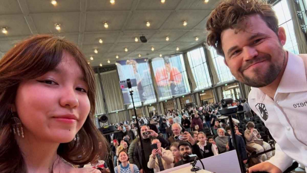 Шахматист Магнус Карлсен сделал селфи по просьбе соперницы, а затем пожаловался на нее