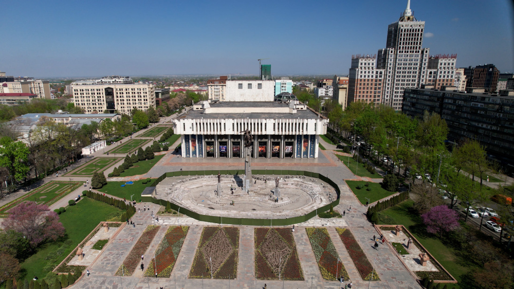 В Бишкеке начали демонтаж фонтана у филармонии (фото)