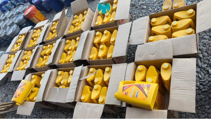 В Бишкеке незаконно продавали моторные масла (фото)