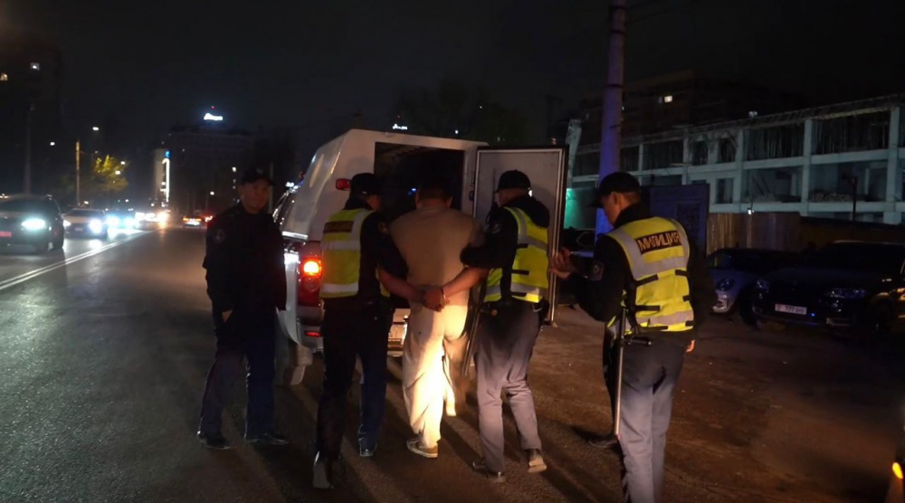 В Бишкеке за выходные более 50 человек водворили в спецприемник (видео)