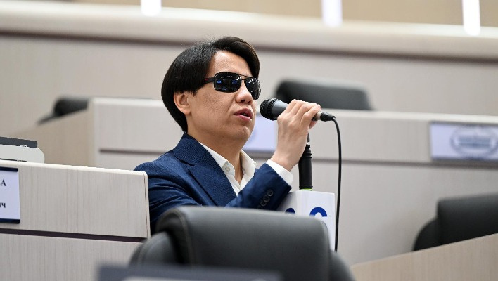 Бекешев о законопроекте кабмина: Хотят надеть на депутатов ошейники и держать на привязи