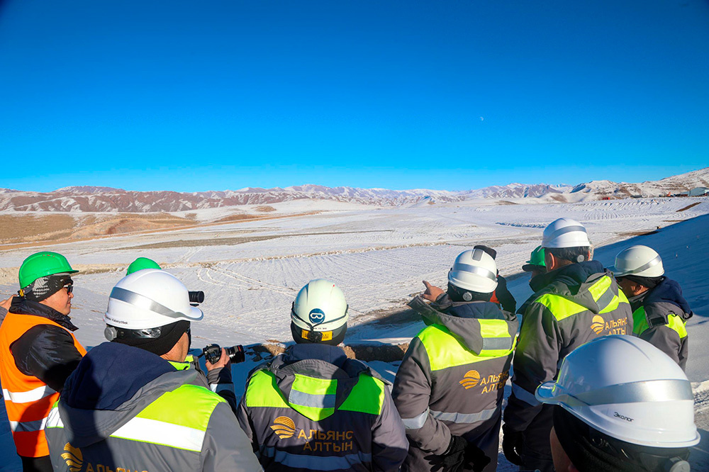 Кабмин введет доплаты за высокогорье работникам золотодобычи Кыргызстана