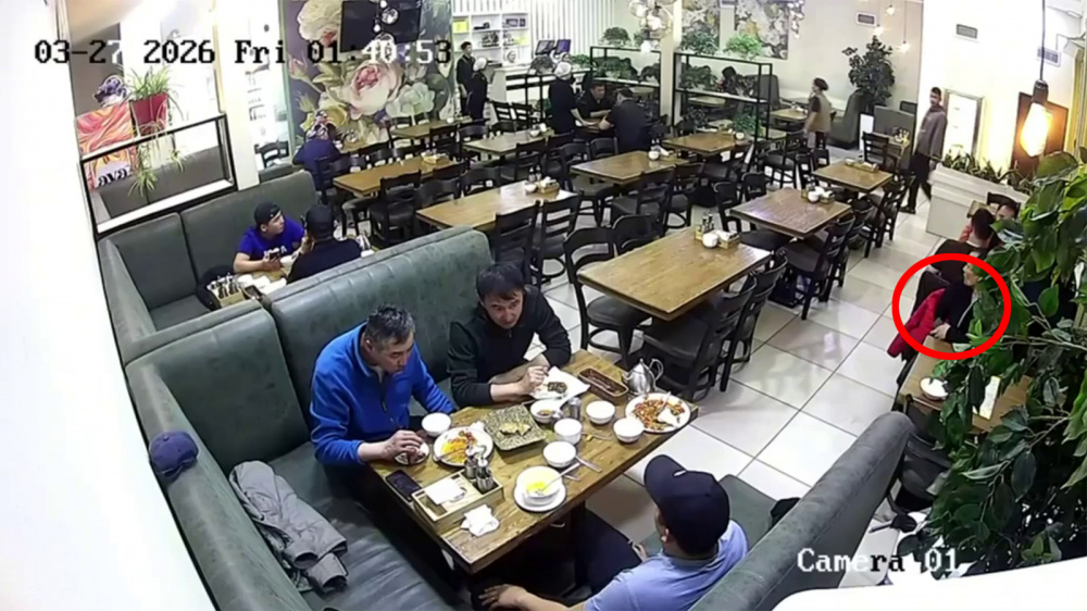 У посетителя кафе в Бишкеке вытащили из кармана 450 тысяч сомов (видео)