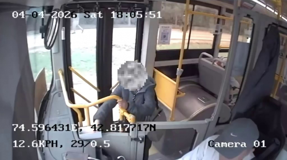 В Бишкеке пассажирка автобуса устроила конфликт с водителем (видео)