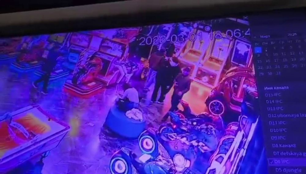 У женщины в одном из ТЦ Бишкека выкрали клатч с деньгами (видео)