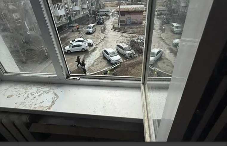В Иркутске из окна выпал ребенок. Мать оставила его с 4-летней сестрой