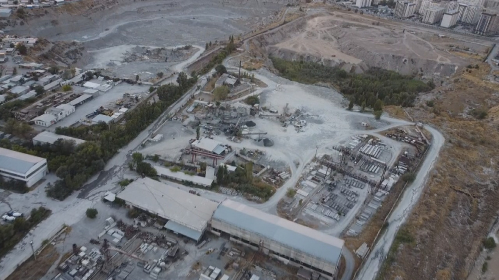 Карьер со скандалом национализированного завода "Кум-Шагыл" засыпают грунтом (видео)