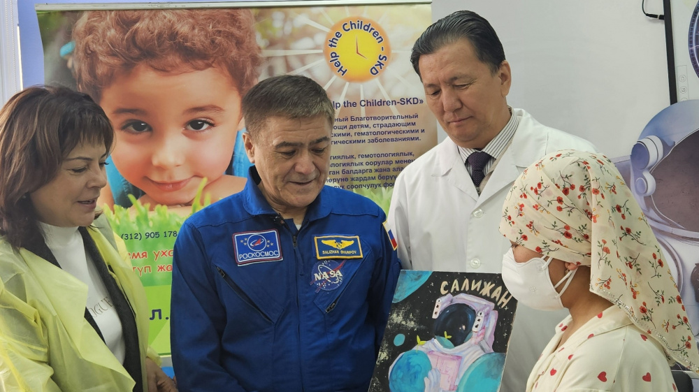 Космонавт Салижан Шарипов встретился с пациентами отделений онкогематологии в НЦОМиД