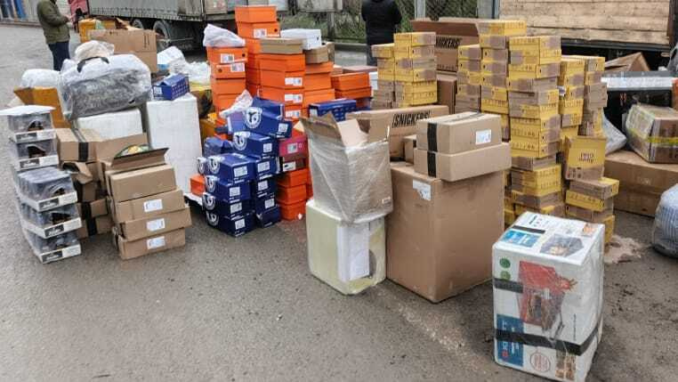 На границе задержали грузовик с контрабандой на 18,5 млн сомов (фото)