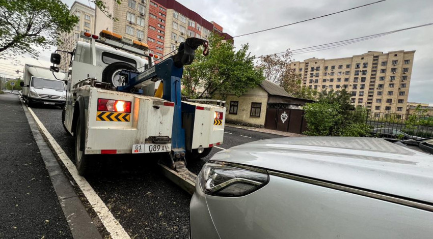 В Бишкеке за три часа эвакуаторы собрали 37 неправильно припаркованных машин (фото)