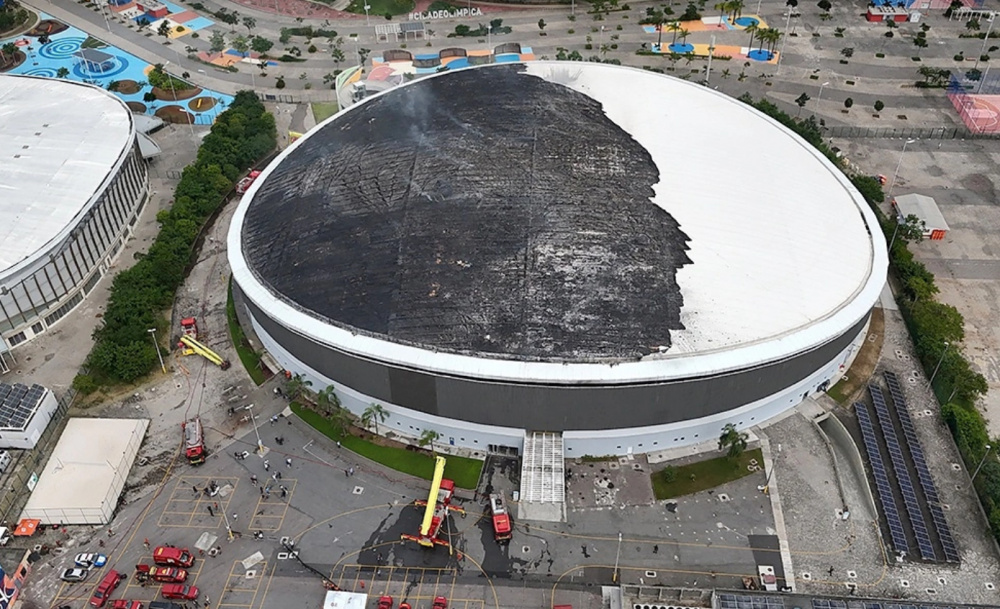 Пожар уничтожил крышу олимпийского стадиона в Рио-де-Жанейро (видео)