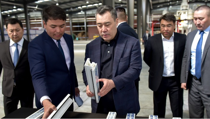 Президент посетил завод по производству полимерных труб в Оше (фото)
