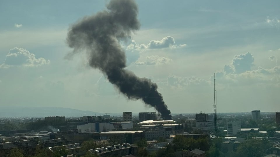 На улице Мозолева горит склад. Дым виден в центре Бишкека (видео)