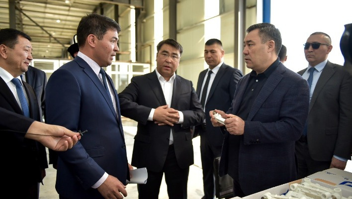 Президент в беседе с жителями Оша упомянул Жанара Акаева