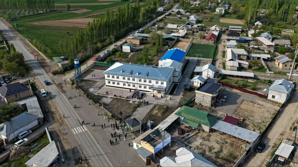 Садыр Жапаров открыл новую школу в Араванском районе
