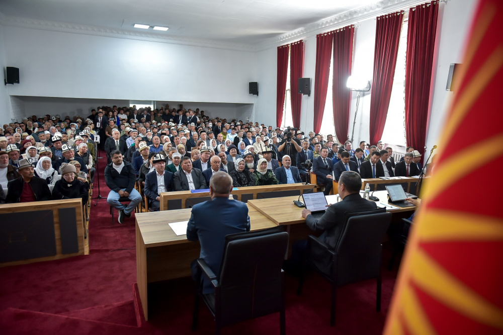 Садыр Жапаров встретился с жителями Араванского района и заявил о повышении зарплат бюджет