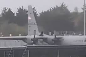 Мужчина с топором атаковал военный самолет США в Ирландии (видео)