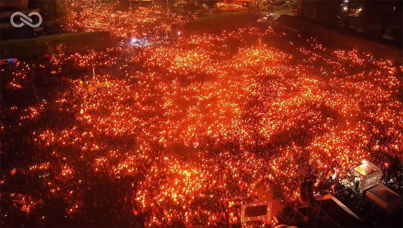 В Венгрии прошел факельный протест против Виктора Орбана (видео)
