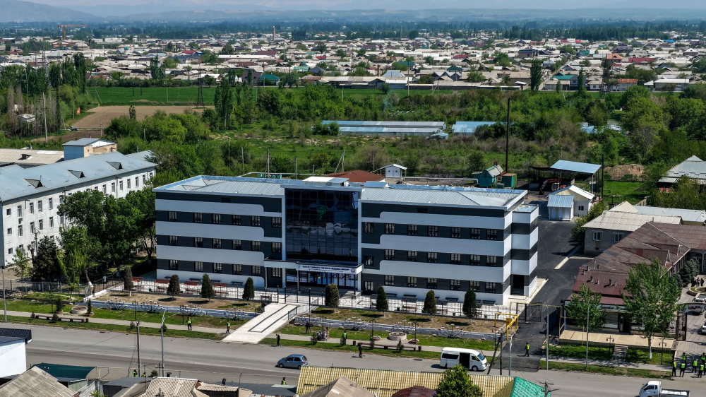 Садыр Жапаров открыл новое здание Кара-Суйского районного центра семейной медицины