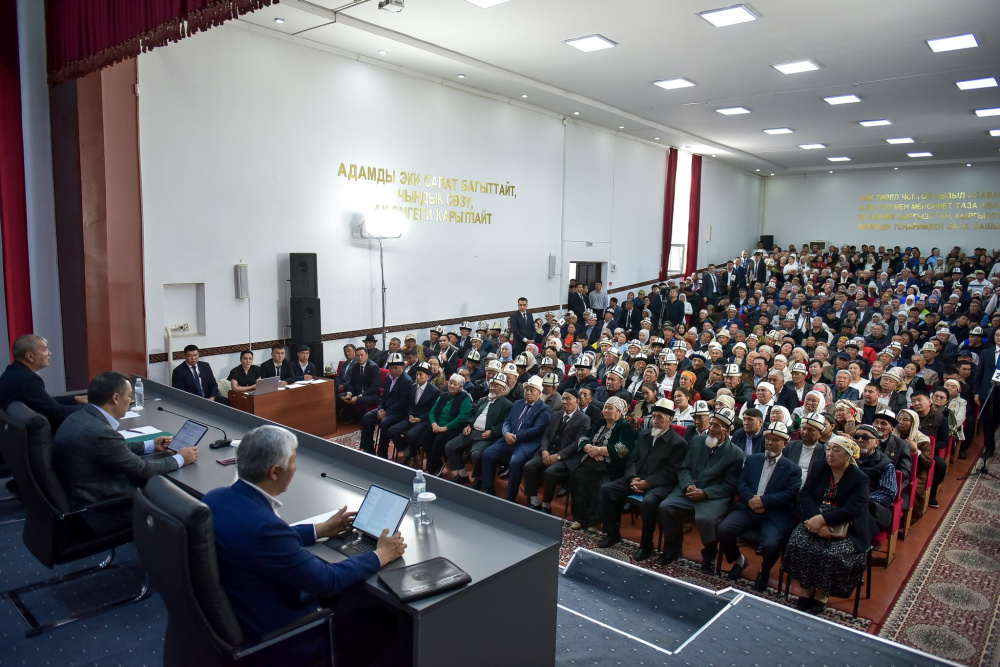 Садыр Жапаров встретился с жителями Кара-Суйского района и рассказал о планах развития