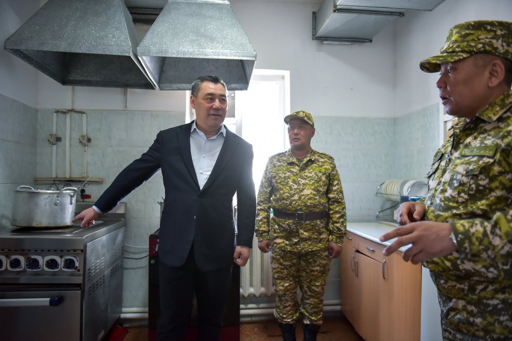 Садыр Жапаров посетил погранзаставу "Кара-Мык" в Чон-Алайском районе