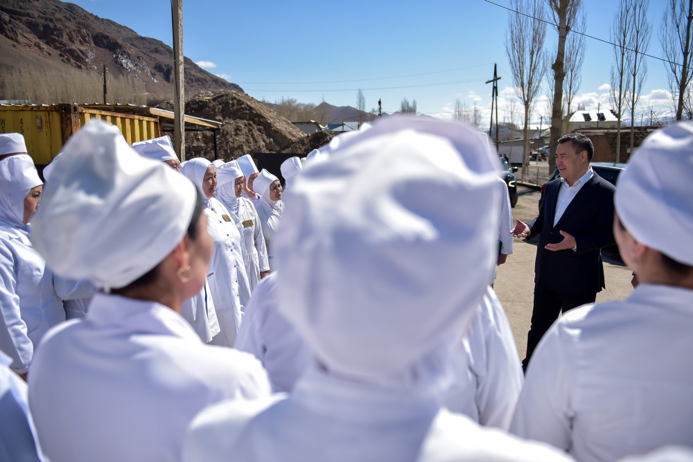 Садыр Жапаров осмотрел строительство инфекционного отделения в Чон-Алайском районе