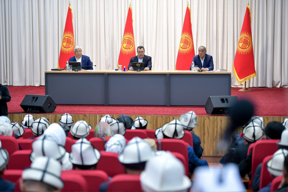 Садыр Жапаров встретился с жителями Чон-Алайского района и ответил на их вопросы