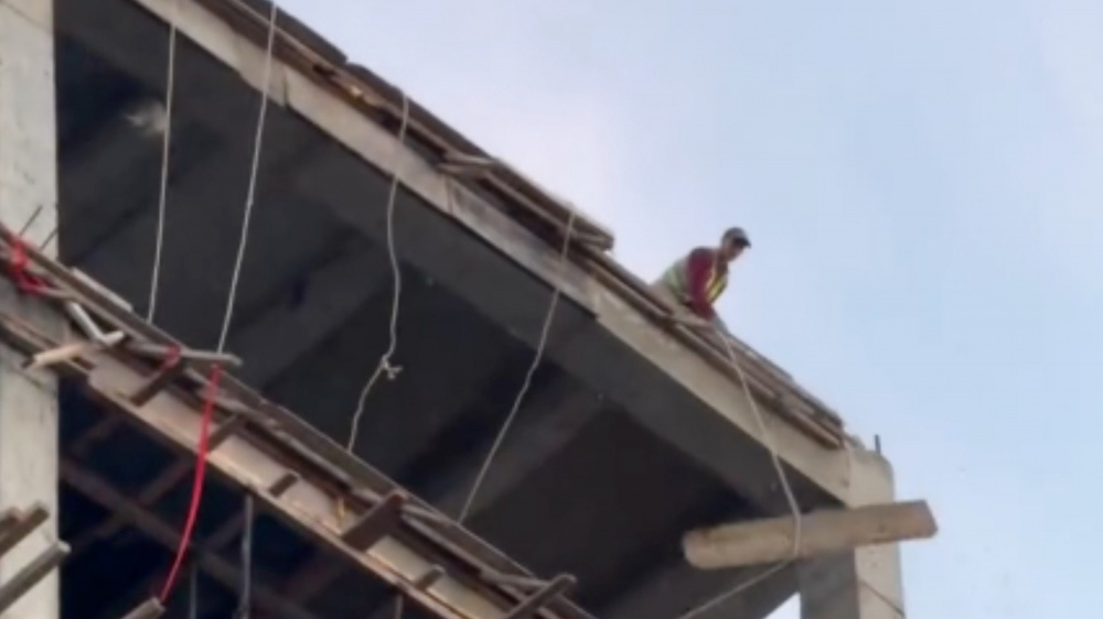 Со стройки упали стройматериалы и повредили автомобиль. Стройкомпанию оштрафовали (видео)