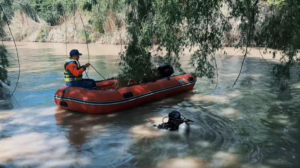 В Бишкеке продолжаются поиски мужчины, упавшего в Большой Чуйский канал