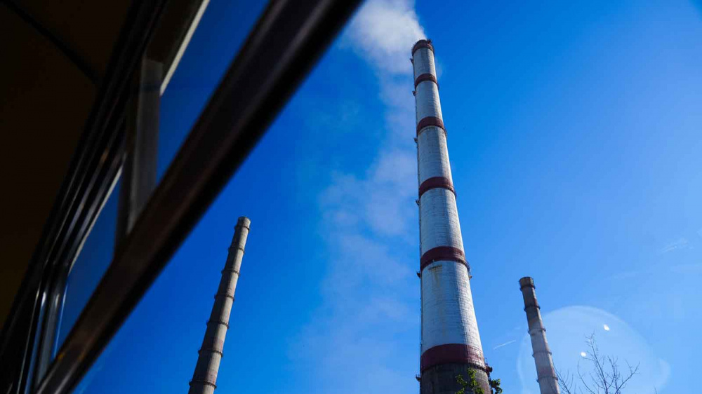 ТЭЦ Бишкека перестала тратить 30 млн сомов на очистку золоотвала и начала продавать золу