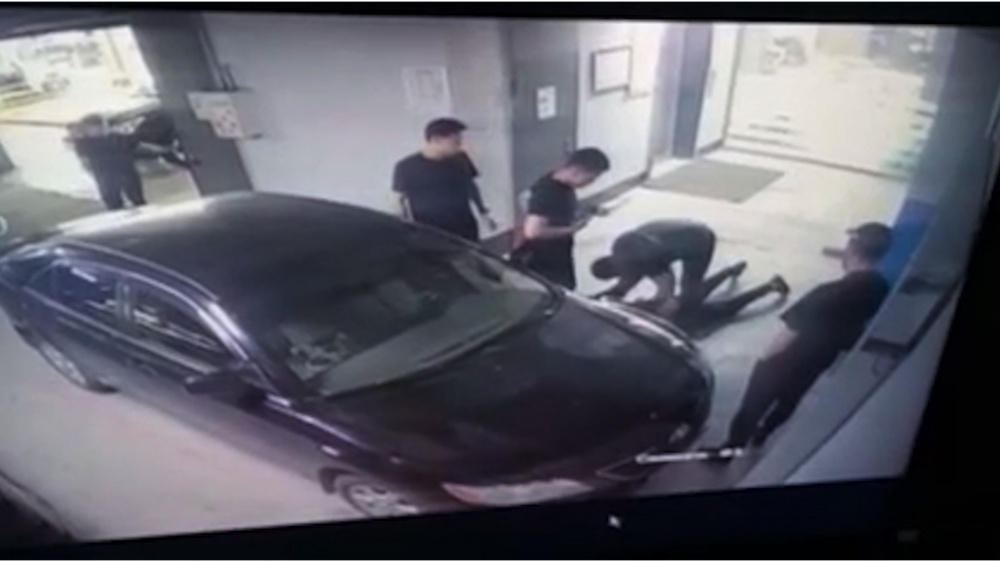 Мужчина заявил, что его просто так избили милиционеры (видео)