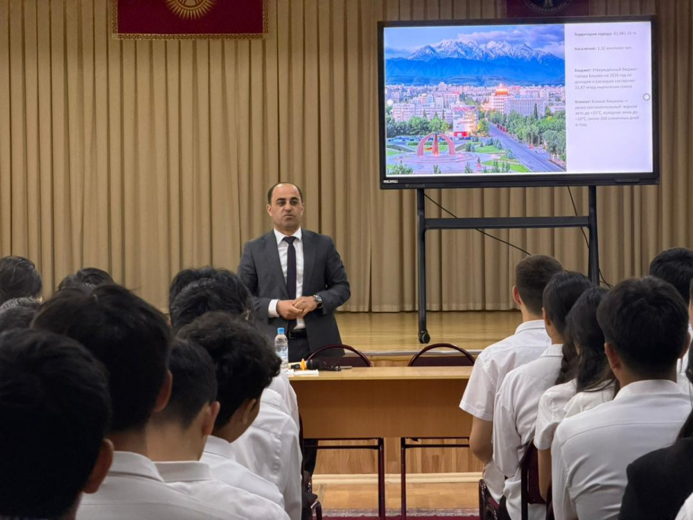 Рамиз Алиев провел классный час в школе №12