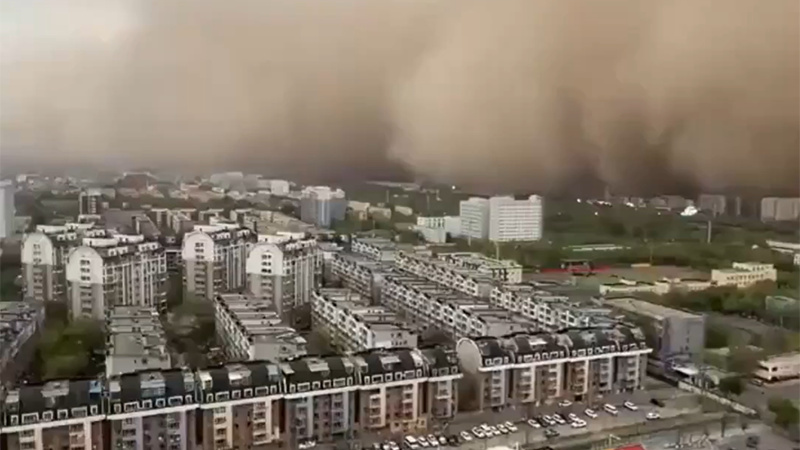 В китайском Куйтуне песчаная буря почти обнулила видимость (видео)