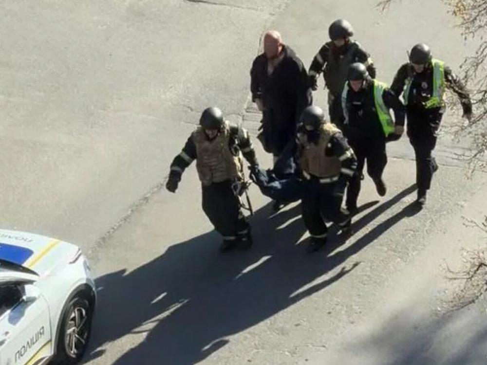 В Киеве мужчина открыл стрельбу на улице и взял заложников. Шесть погибших, 15 раненых